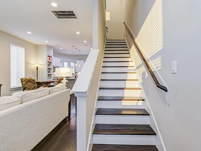 710 Clark St — Photo 26