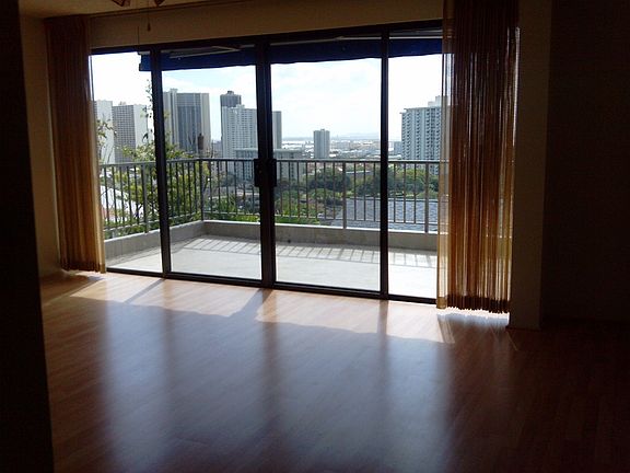 Living room with large Lanai