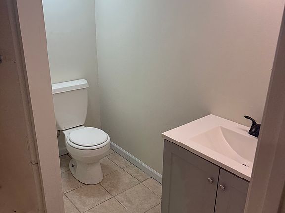 Downstairs bathroom w/shower