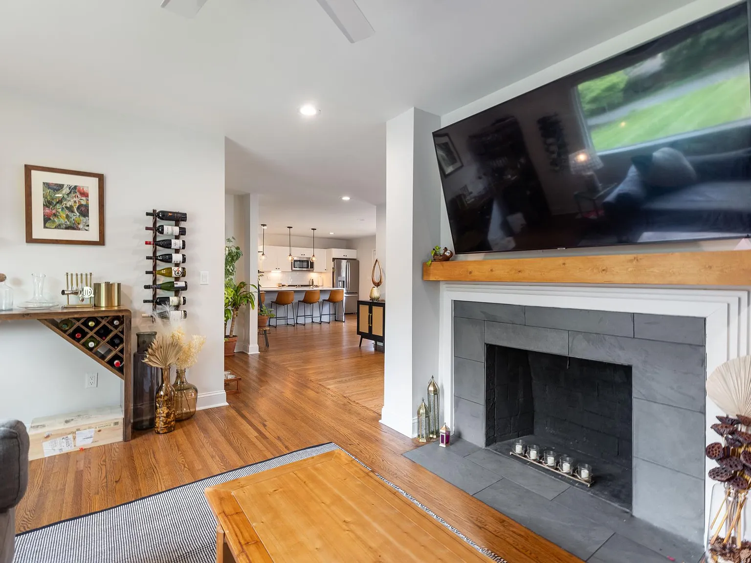 916 Bridlepath Ln — Photo 2