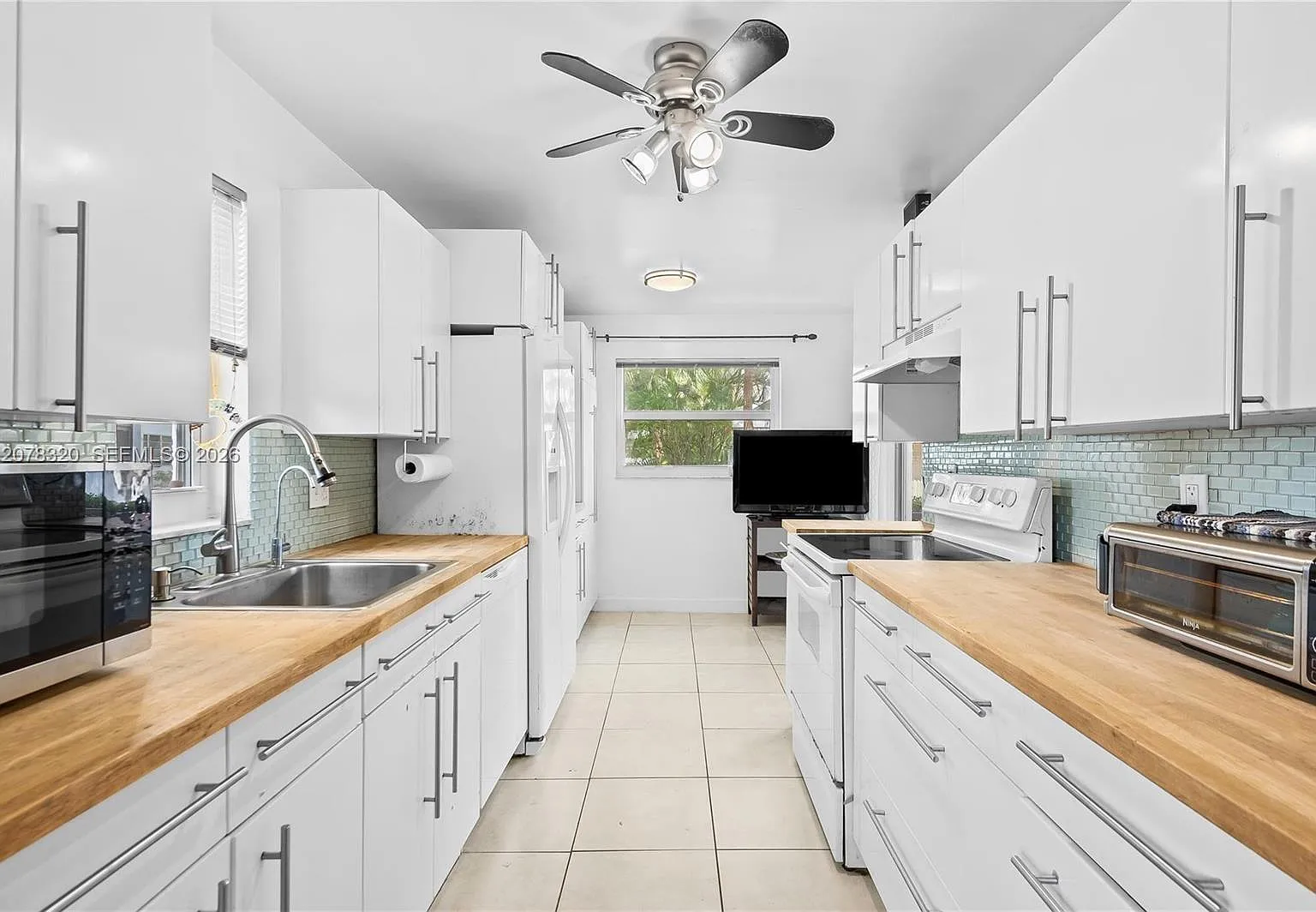 Canongate Condominium — Photo 2