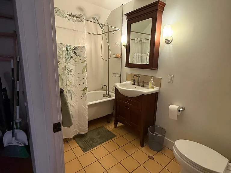 Clawfoot bathtub