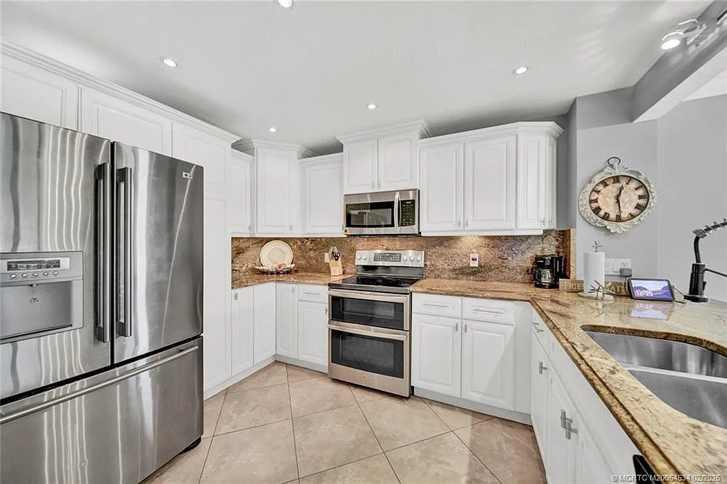 2 bed, 2.0 bath, 1400 sqft, $5,000 — Photo 2
