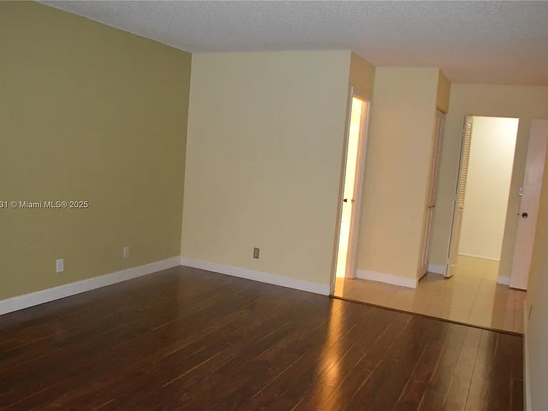 200 Leslie Dr — Photo 4