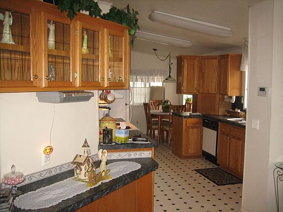 Kitchen, buffet, eating nook