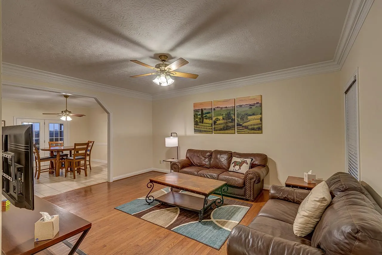 2 bed, 2000 sqft, $2,450 — Photo 3