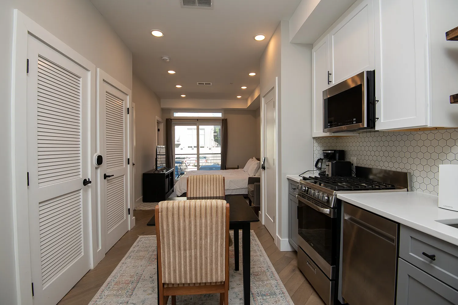 Studio, 409 sqft, $1,695 — Photo 3