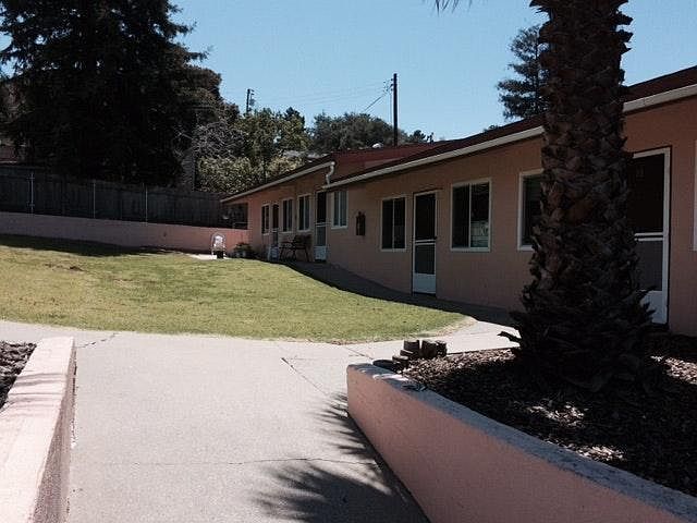 1475 El Camino Real, exterior