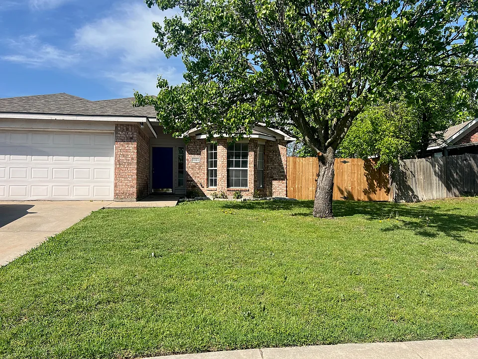 1161 Lake Bluff Dr