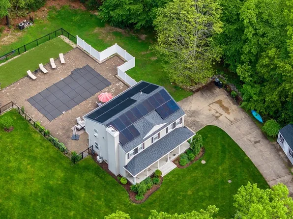 1 Gooseberry Ln, Dartmouth, MA 02747