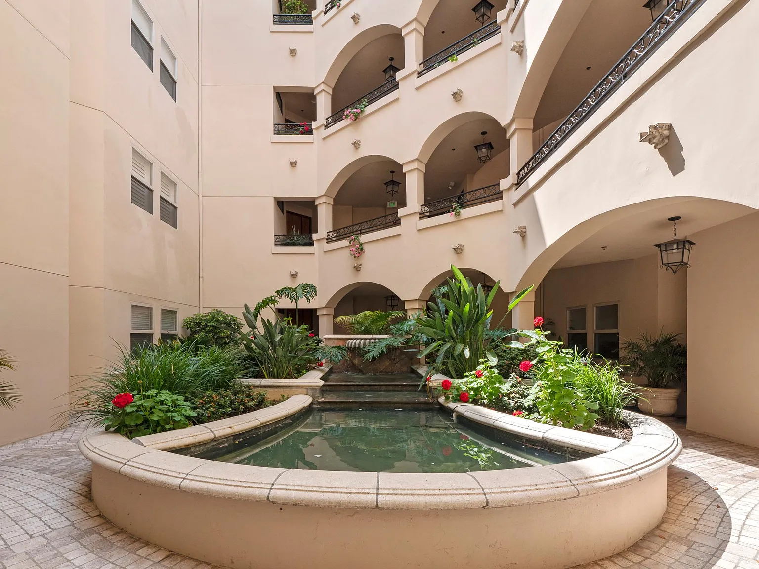 2 bed, 1601 sqft, $5,500 — Photo 4
