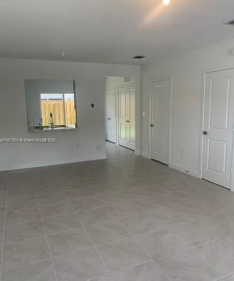 484 NE 5th Ter — Photo 6