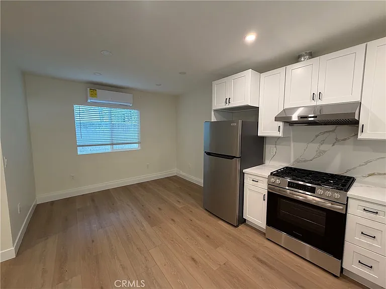 7818 Amestoy Ave #1/2 — Photo 2