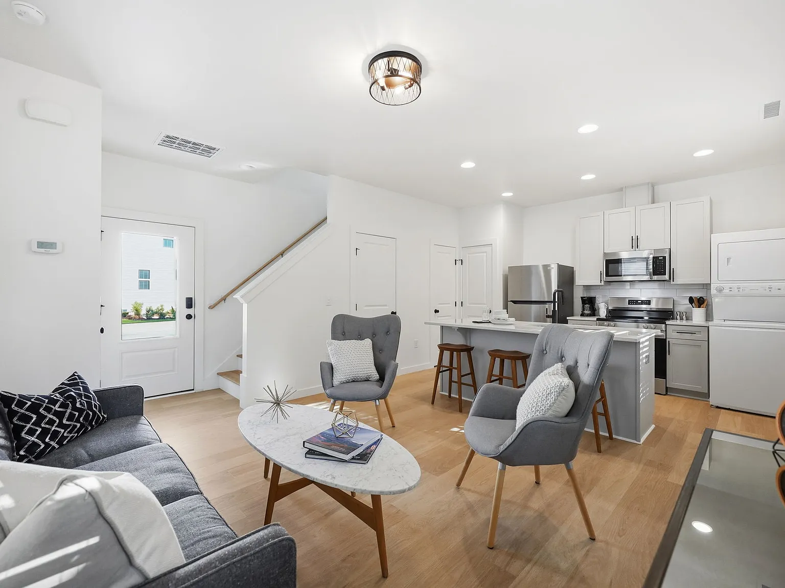 2 bed, 1.5 bath, 759 sqft, $1,494 — Photo 3