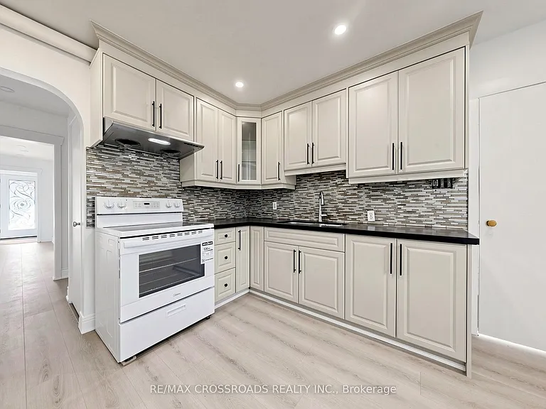 1496 Simcoe St N — Photo 13