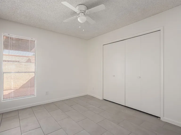 615 N Arrowhead Dr — Photo 22