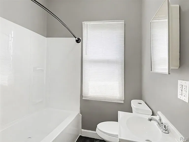 2731 Elmhurst St — Photo 12