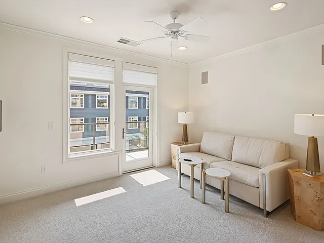 Elegant Executive 2 Bedroom Condo in Prestigious Regatta Building — Photo 2