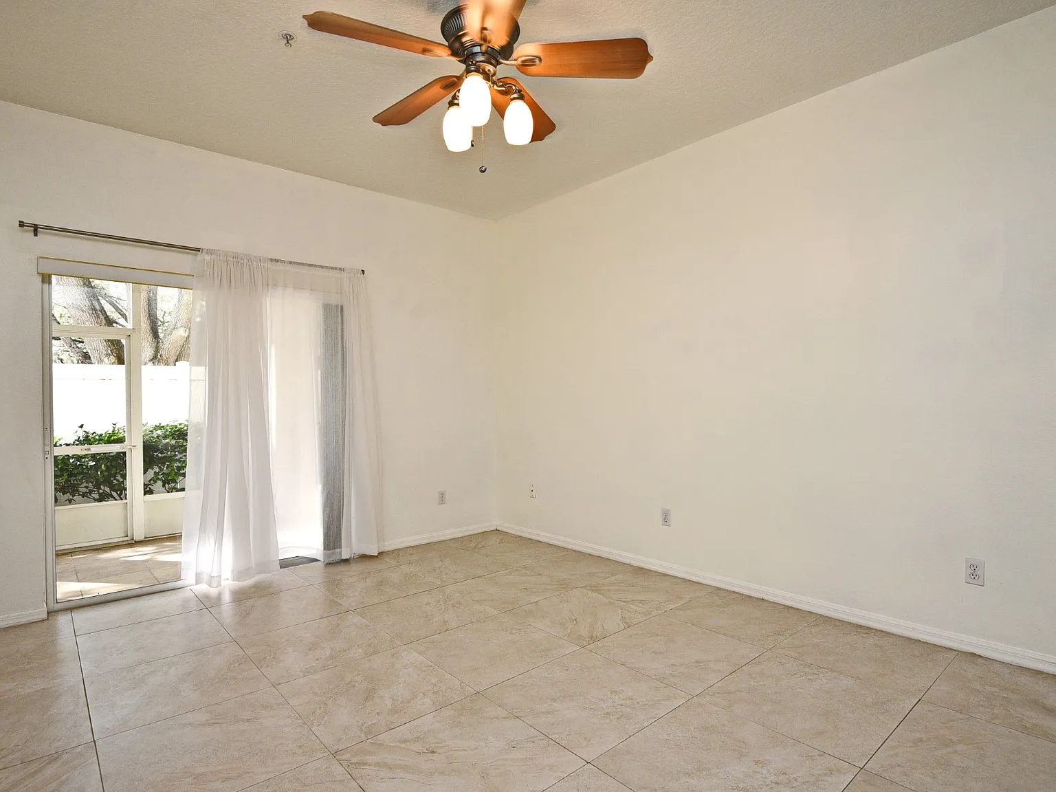 3 bed, 1230 sqft, $1,950 — Photo 4