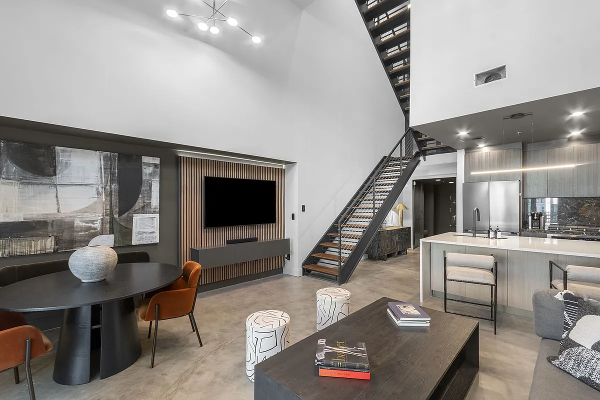 Building Photo - 905 Juniper St NE #117