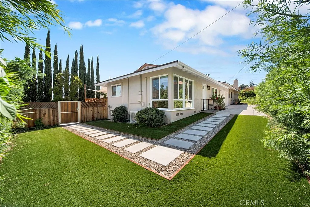 2 bed, 860 sqft, $3,990 — Photo 1