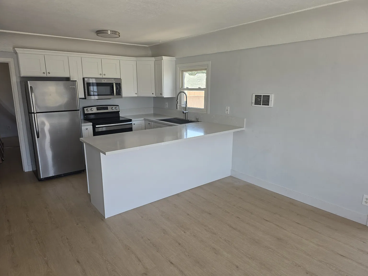 3 bed, 1100 sqft, $3,300 — Photo 2