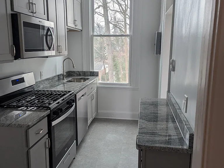 1300 Summit Ave #3 — Photo 17