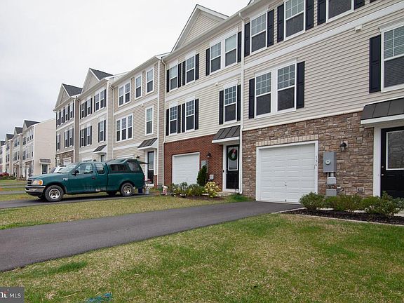 3rd image of 136 Solara Dr