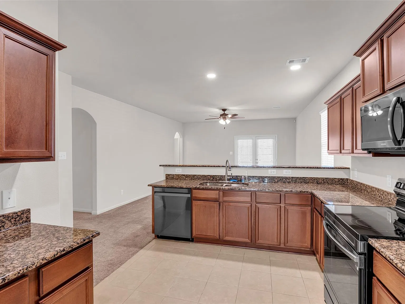 3 bed, 2.5 bath, 1576 sqft, $1,950 — Photo 4