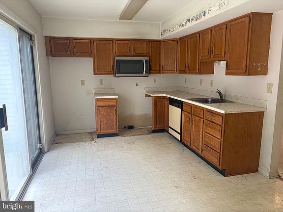 3rd image of 8 Woodbrook Dr