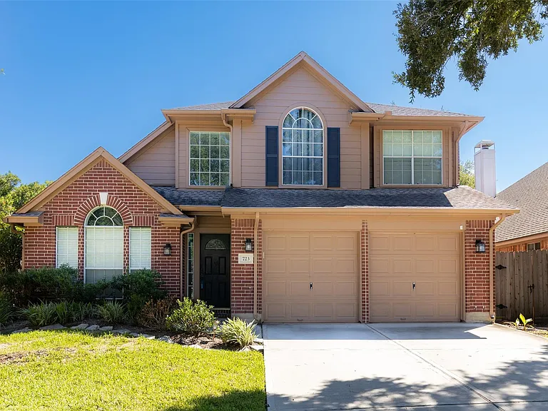 723 Avery Dr — Photo 1