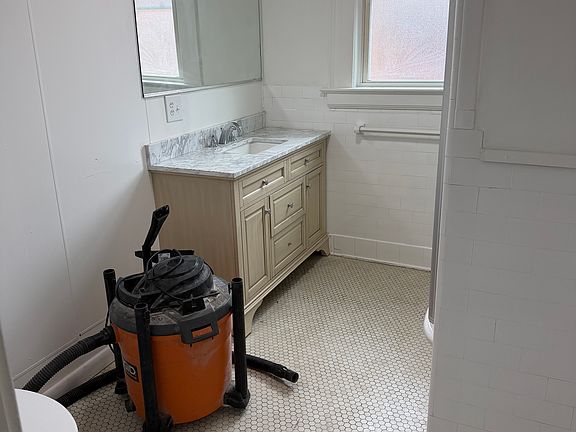 5th image of 2039 E Genesee St APT 2