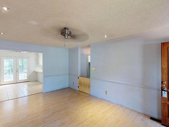 3rd image of 308 Jeannine Dr