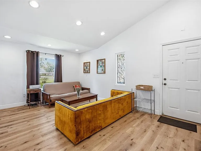 1001 E Reynolds St — Photo 3