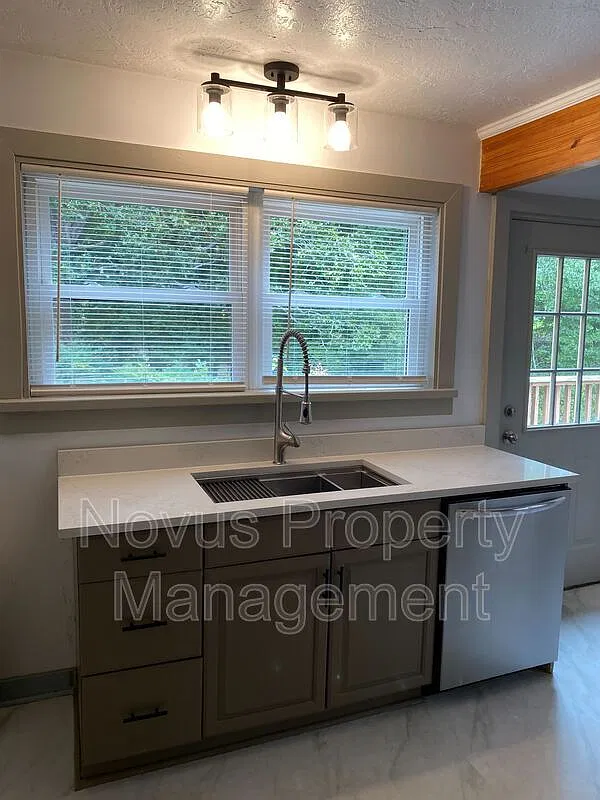 2 bed, 2.0 bath, 2014 sqft, $1,475 — Photo 3