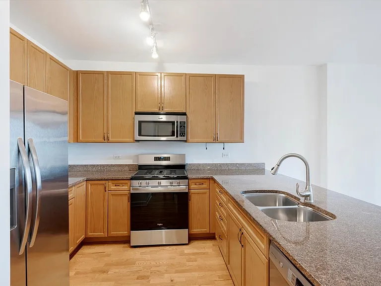 451 W Huron St #703 — Photo 12
