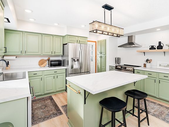 3rd image of 4865 Woodridge Dr