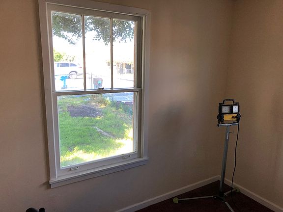 5th image of 370 Meadow Ln