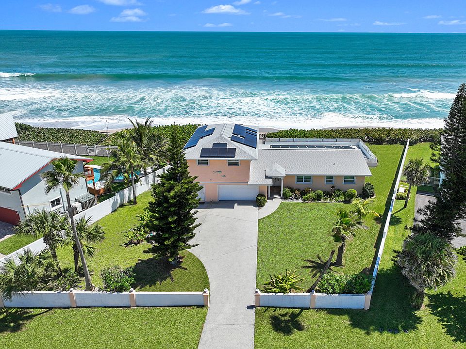 Ocean front property. Private secluded beach. 7 minutes to publix, gas stations, propane refill. 7 minutes to Sebastian Inlet State Park.