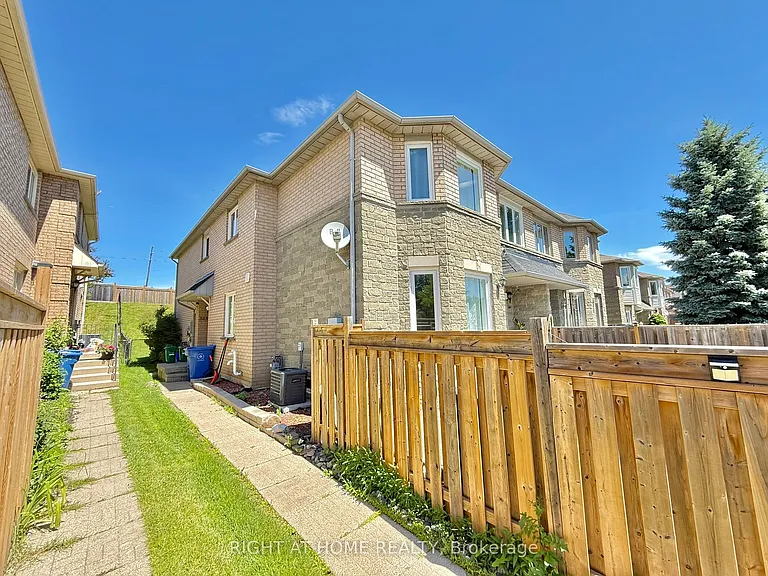 569 Walpole Cres — Photo 38