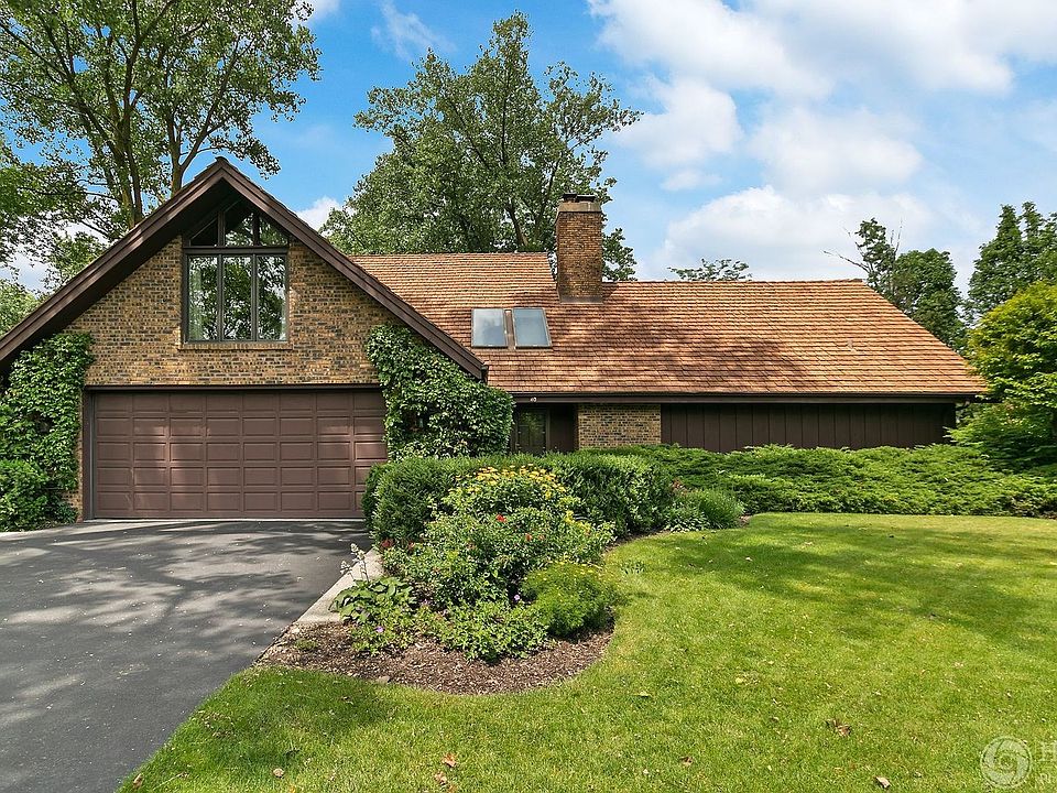 40 Brandon Road has a Northfield address and children attend Glenview's excellent schools, It is a u