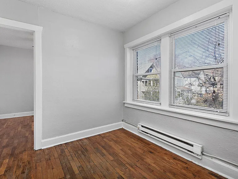 3933 Charlotte St — Photo 32
