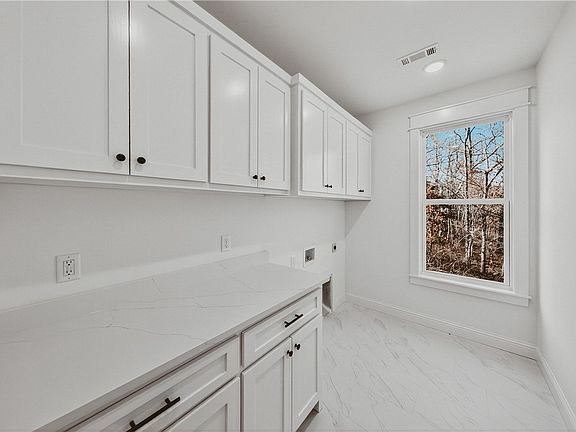 5th image of 38 Rockhill Ln