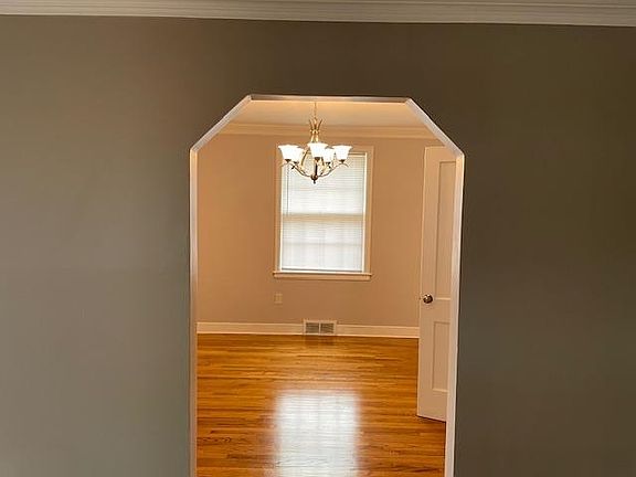 4th image of 1023 S Whitehaven Park Cir