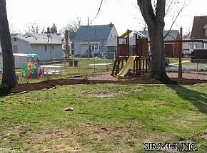 FENCED BACKYARD-PLAYSET STAYS!