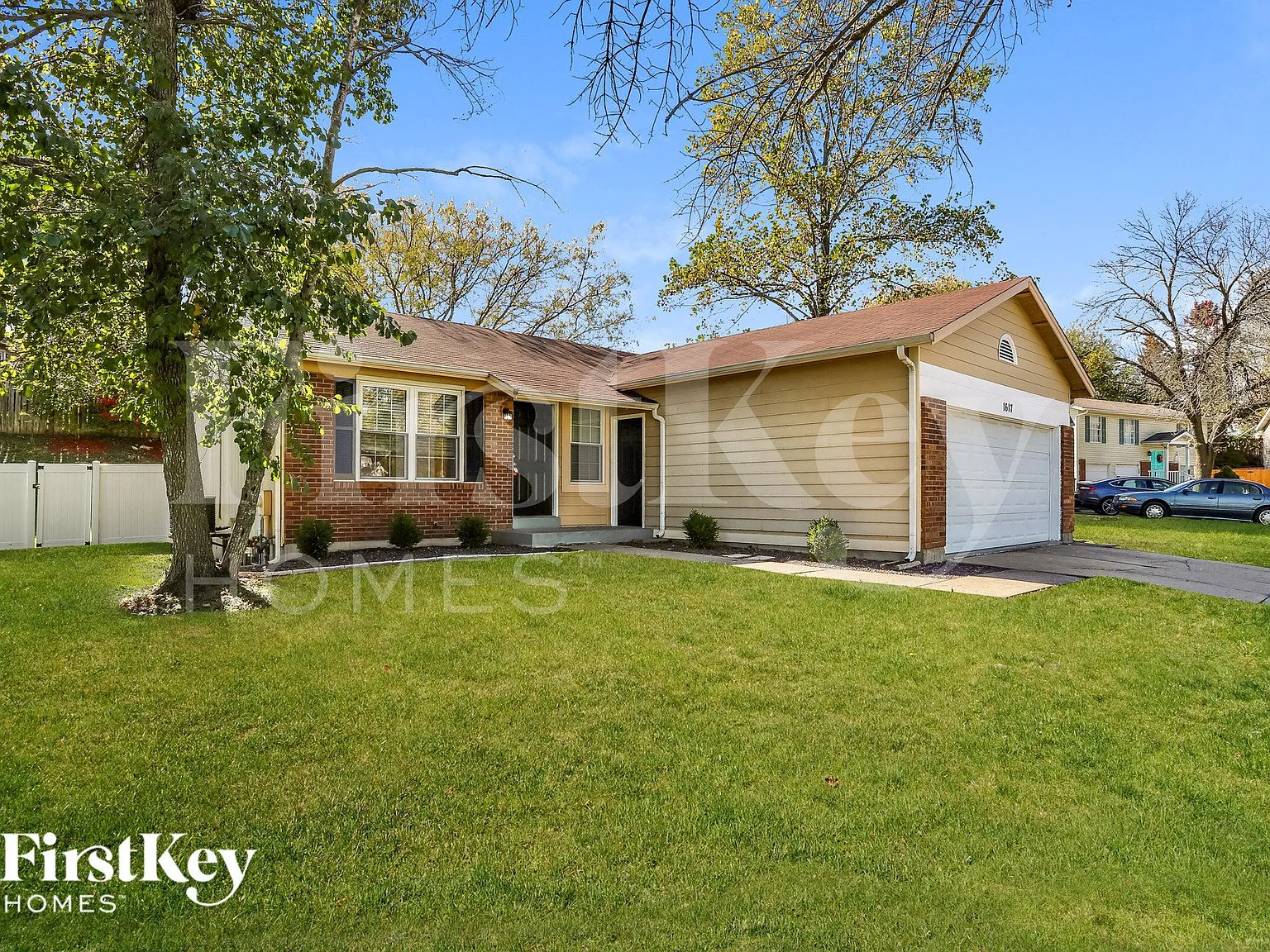 3 bed, 2.0 bath, 1080 sqft, $2,120 — Photo 2