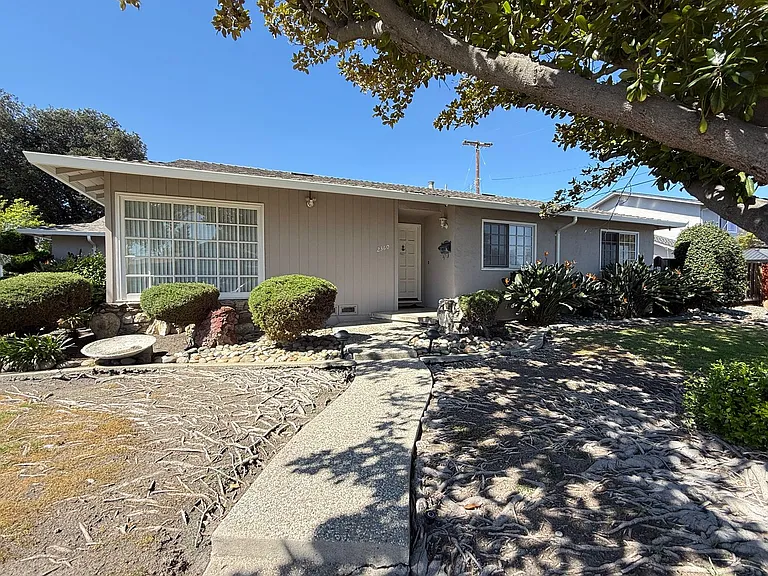 2360 Fordham Dr — Photo 2
