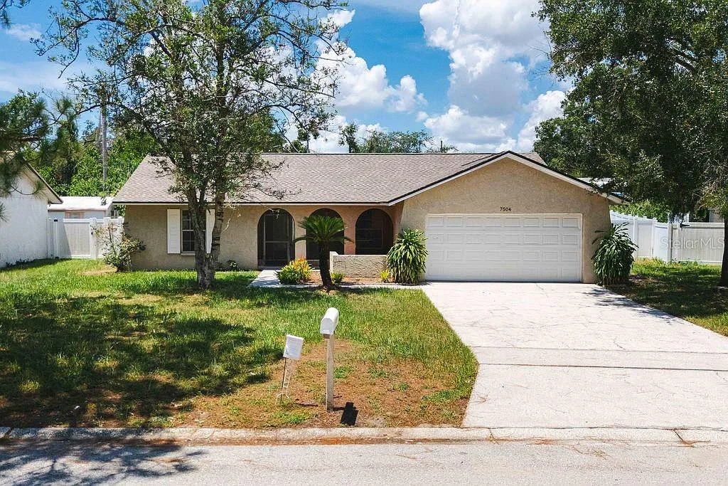 3 bed, 2.0 bath, 1308 sqft, $2,300 — Photo 1