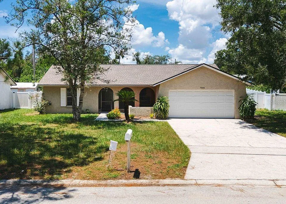 7504 N Sanibel Cir