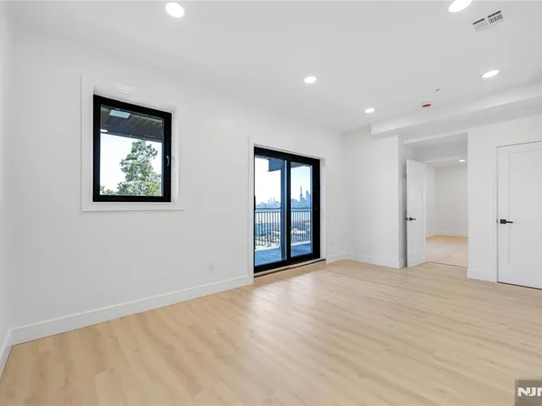 114 Pine Street image 21 of 35